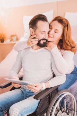 Sevgi dolu iskemleyi adam aşk eşi ile ifade