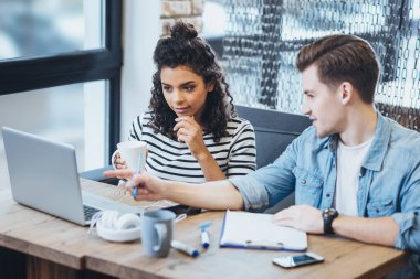 Dalgın iki öğrenci görev tartışıyor