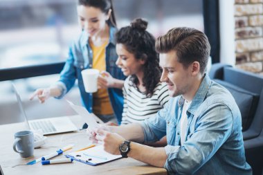 Neşeli üç öğrenci çabaları birleştiriyor