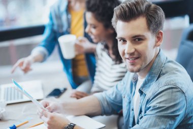 Çekici erkek öğrenci fikir geliyor