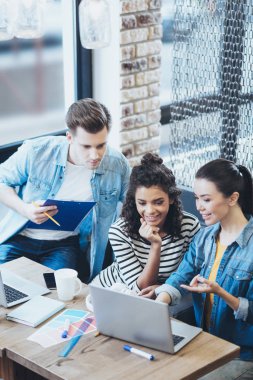 Neşeli üç meslektaşları sunuyu denetleme