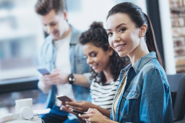 Akıllı telefonlar kullanarak mutlu üç arkadaş
