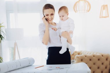 Sevimli genç kadın sevinç ifade