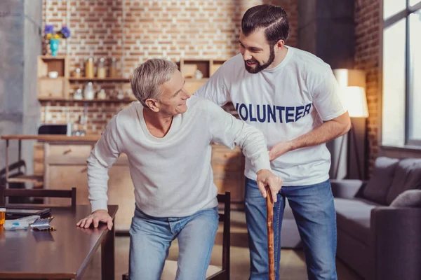 Emekli yardım ve bakım hoş gönüllü duran.