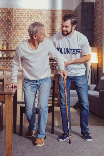 Homem inabalável confiável ajudando aposentado e apoiando-o . — Fotografia de Stock
