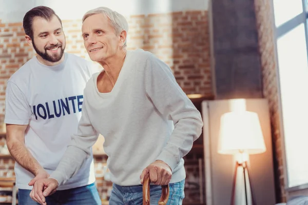 Säker senior mannen står och tittar åt sidan. — Stockfoto