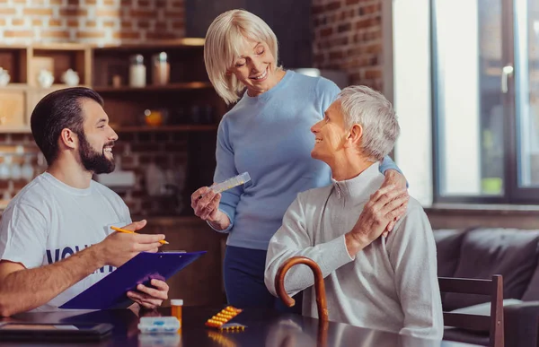 Mano Apoyo Gris Agradable Satisfecha Mujer Pie Entre Los Hombres — Foto de Stock