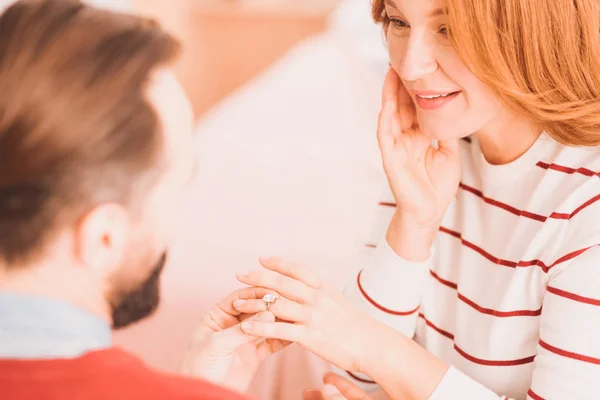 Jolie bague de fiançailles au doigt d'une jolie femme — Photo