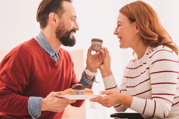 Överlycklig par äta cupcakes — Stockfoto