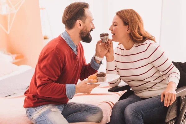 Χαρούμενα μεσαίας ηλικίας ζευγάρι τρώει cupcakes — Φωτογραφία Αρχείου