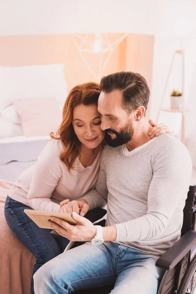 Niza pareja de mediana edad descansando en casa juntos — Foto de Stock