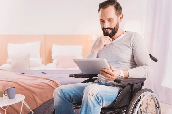 Homem com rodas positivo sofrendo a rede — Fotografia de Stock