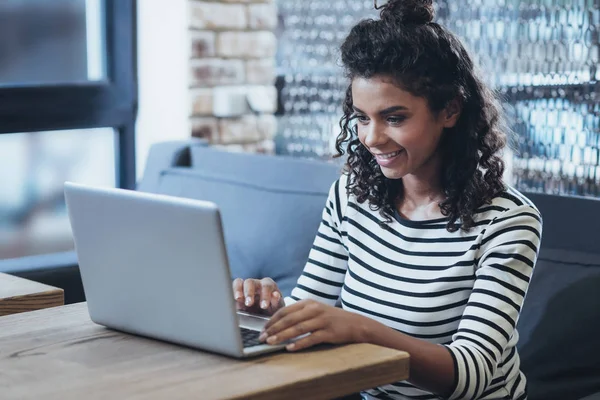 Glücklich weibliche Freelancer Suchprojekt — Stockfoto