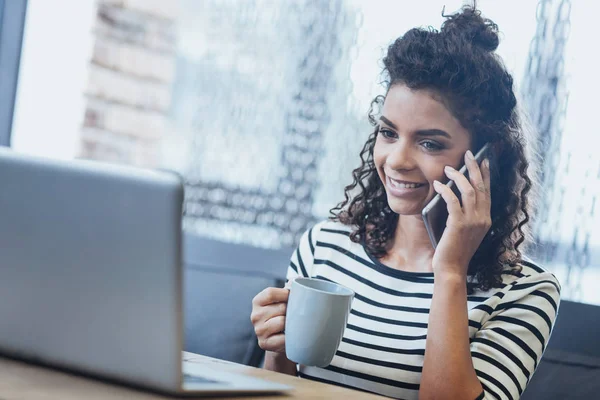 Freelancer feminino alegre se comunicando com o empregador — Fotografia de Stock