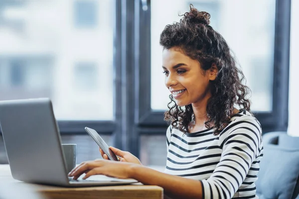 Agradável freelancer feminino digitando resposta — Fotografia de Stock