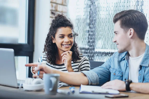 Bestes Projekt Schwule Zwei Studenten Arbeiten Projekt Während Sie Reden — Stockfoto