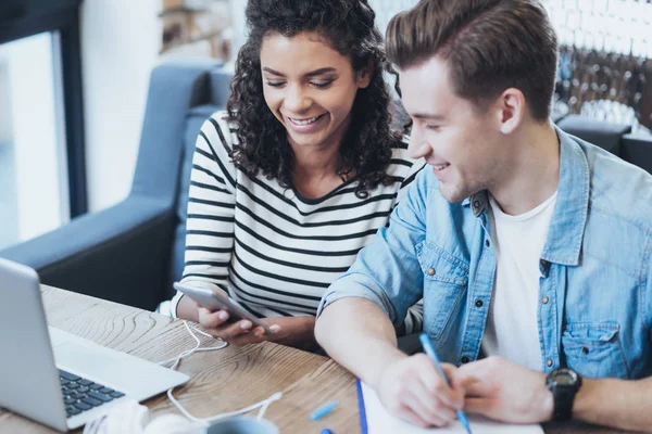 Energiczne dwóch studentów oderwanie od uczenia się — Zdjęcie stockowe