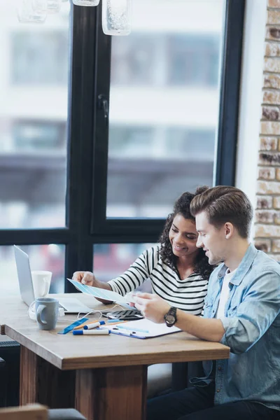 Attente twee studenten kiezen strategie — Stockfoto