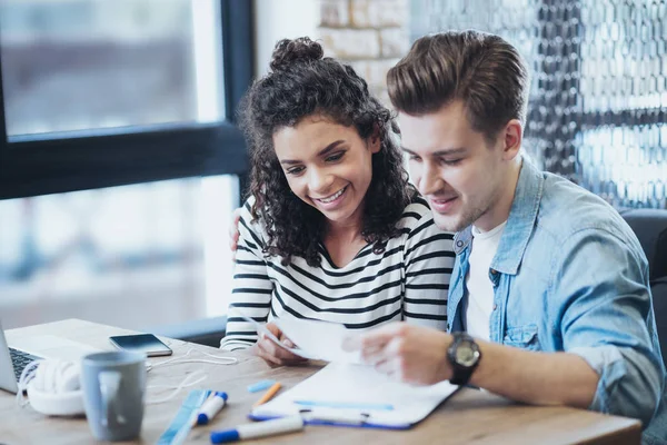 Lustige zwei Studenten prüfen Plan — Stockfoto