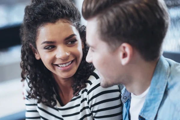 Amar pareja atractiva experimentar el amor — Foto de Stock