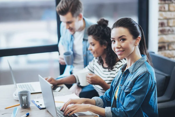 Prachtige vrouwelijke student te typen — Stockfoto