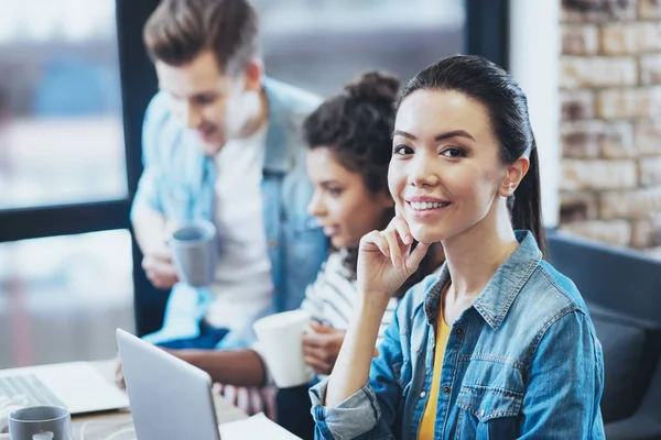 Adorable alumna que participa en el trabajo en equipo — Foto de Stock