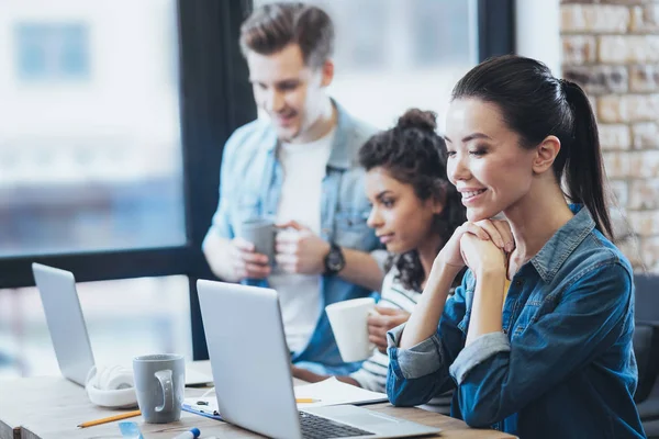 Pensativo tres estudiantes creando plan — Foto de Stock