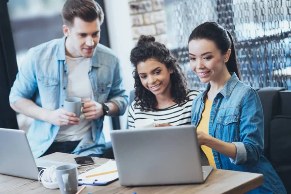 Evalúe Esto Vigorosos Tres Estudiantes Estudiando Mientras Miran Fijamente Pantalla — Foto de Stock