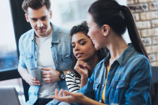 Reflexionar sobre tres estudiantes compartiendo pensamientos —  Fotos de Stock