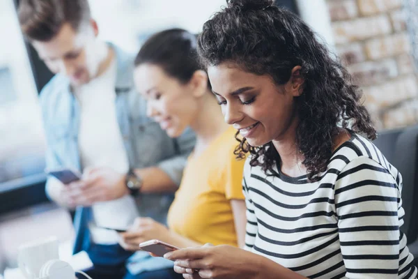 Sociale Media Vrij Drie Vrienden Met Behulp Van Smartphones Terwijl — Stockfoto