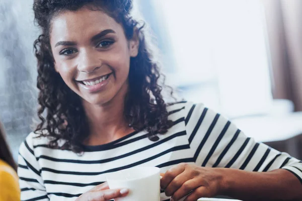 Positive attraktive Frau nippt an Kaffee — Stockfoto