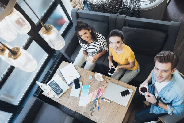 Feliz negocio de planificación de tres colegas — Foto de Stock