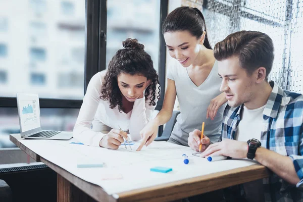 Pensativo tres colegas calculando la escala — Foto de Stock