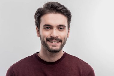 Genel olarak gülümseyen sakallı yeşil gözlü yakışıklı genç