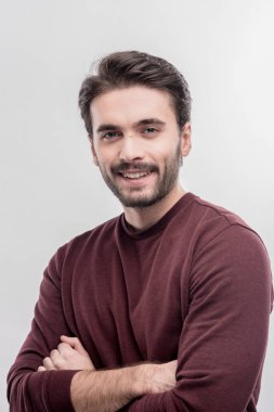 Esmer adam düz koyu kırmızı gömlek giymiş ışık saçan yakışıklı