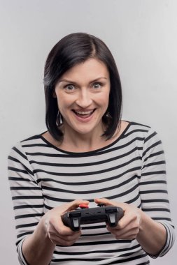 Heyecanlı kadın video oyunları için joystick tutarken meraklı duygu