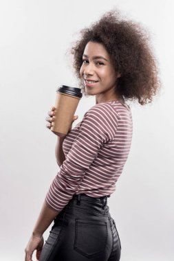 Paket servisi olan restoran kahve öğle yemeği yerken tutan güzel kıvırcık kadın