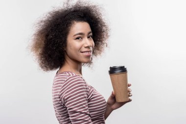 Lezzetli kapuçino molası sırasında kara gözlü kıvırcık kadının