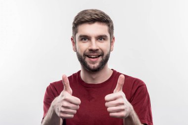 Koyu renk saçlı sakallı adam başarı elde sonra son derece memnun hissediyorum