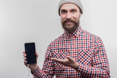 Şık sakallı mavi gözlü adam tutarak onun akıllı telefon ve kulaklık