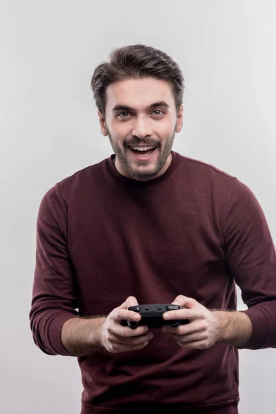 Συναισθηματική νέος άνθρωπος που κρατά joystick απολαμβάνοντας παιχνίδια βίντεο — Φωτογραφία Αρχείου