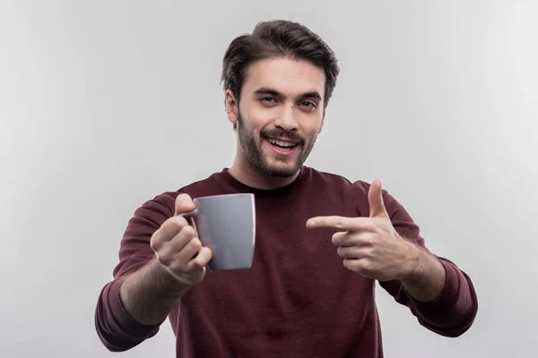 Feliz hombre barbudo sintiéndose increíble bebiendo su café de la mañana — Foto de Stock