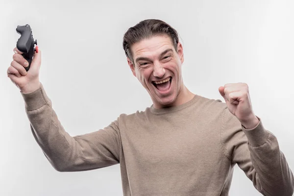 Homem maduro com rugas faciais sentindo-se feliz depois de ganhar videogame — Fotografia de Stock