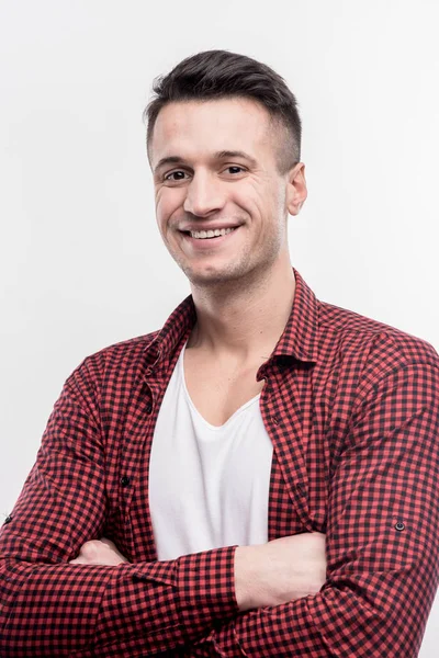 Elegante hombre guapo de pelo oscuro con camisa cuadrada roja —  Fotos de Stock