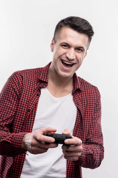 Homem bonito excitado sentindo-se feliz jogando videogames — Fotografia de Stock