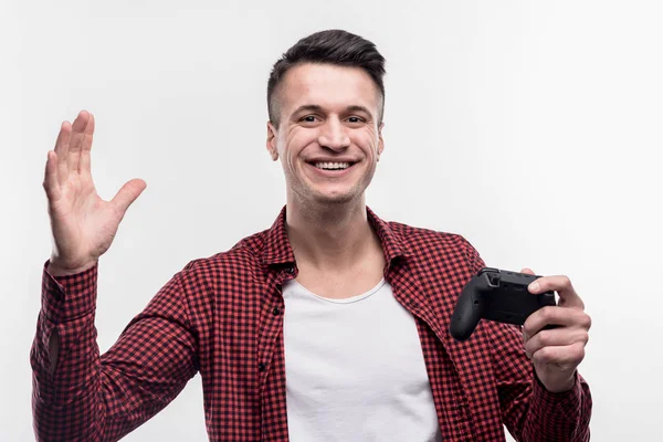 Homem de pêlo escuro de feixe segurando joystick preto jogando videogame — Fotografia de Stock