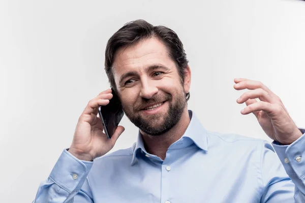 Hombre de negocios barbudo de cabello oscuro llamando a su socio de negocios — Foto de Stock