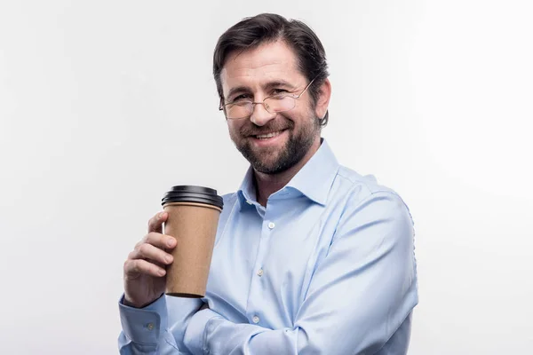 Bebaarde man bril holding afhaalmaaltijden koffie pauze hebben — Stockfoto