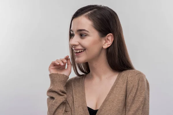 Mujer atractiva radiante con el pelo largo y recto sonriendo ampliamente — Foto de Stock