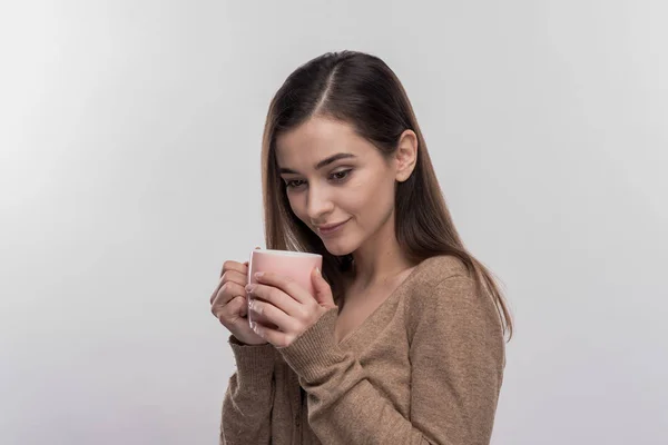 Hermosa mujer morena sintiéndose relajada bebiendo taza de café — Foto de Stock